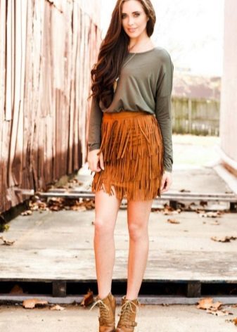 Suede mini skirt na may palawit