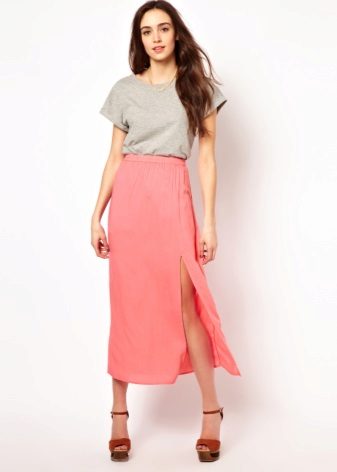 กระโปรงผ่าฤดูร้อนและเสื้อกล้ามเบา ๆ