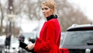 Red jackets ng mga kababaihan
