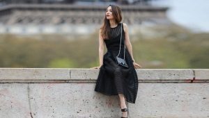 Những gì để mặc dưới một chiếc váy đen và giày đen?