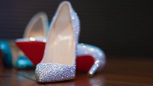 รองเท้าที่มี rhinestones