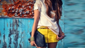 Dilaw na shorts