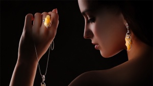 Earrings with amber