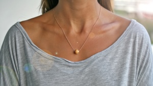 Gold chain-lace