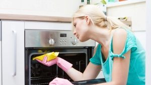 Paano linisin ang oven sa bahay mula sa taba at uling?
