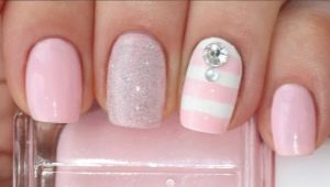 Maputla pink manicure: romance at pagkapino