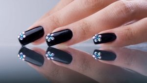 Black manicure na may rhinestones - katalinuhan at mystical misteryo