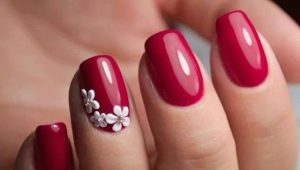 Mga ideya ng red manicure: magagandang diskarte at iba't ibang disenyo