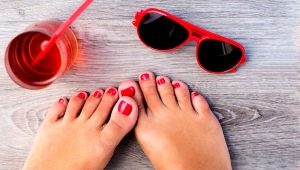 Red pedicure: mga tampok sa disenyo at mga ideya sa fashion