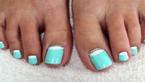 Mga orihinal na ideya upang lumikha ng isang pedicure ng mint