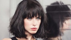 Nagtapos ang bob na may bangs para sa daluyan ng haba ng buhok