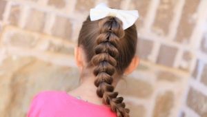 Cách dệt bím tóc cho bé gái: kiểu tóc đơn giản
