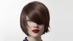 Cắt tóc với tóc mái xiên trên tóc trung bình