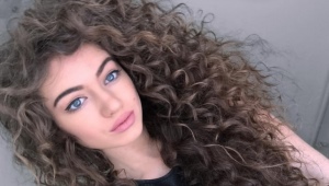 Paano gumawa ng vertical hair curls sa bahay?