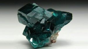 Dioptase: paglalarawan, mga katangian at pangangalaga