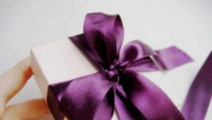 Làm thế nào để buộc một dải ruy băng trên một món quà?