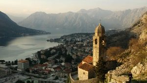 Nagtatampok ng libangan sa lungsod ng Kotor sa Montenegro