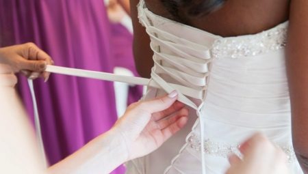 Làm thế nào để ren một corset trên váy cưới?
