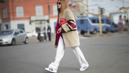 Pantalon na may mga sneaker at sneaker