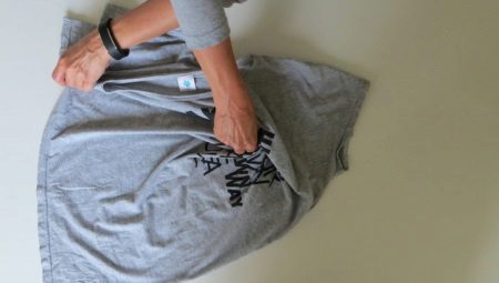 Paano mabilis na tiklop ng isang T-shirt