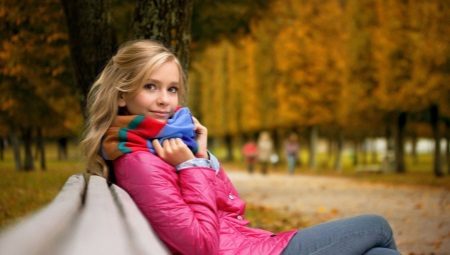 Áo khoác cho một cô gái tuổi teen vào mùa thu