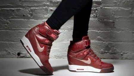 รองเท้าผ้าใบ Nike