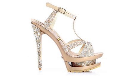 รองเท้าแตะกับ rhinestones และหิน