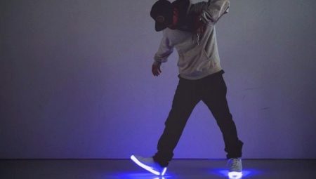 Mga sneaker na may kumikinang na soles