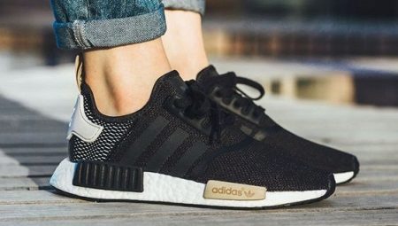 รองเท้าผ้าใบ Adidas Black