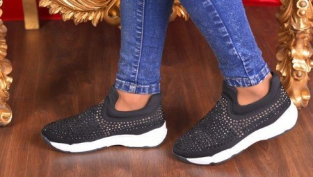 รองเท้าผ้าใบกับ rhinestones