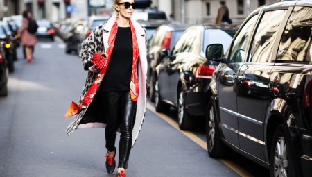 รองเท้าผ้าใบ Valentino