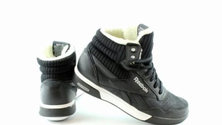 Mga pambabae sports boots