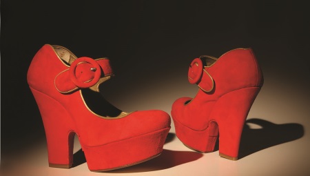 Mga sapatos na red suede