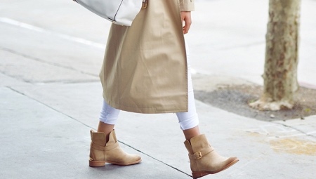 Mga sapatos na beige