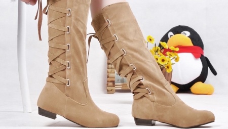 Laced boots