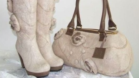 Mga boots sa takong