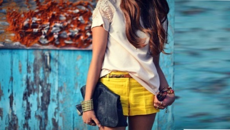 Dilaw na shorts