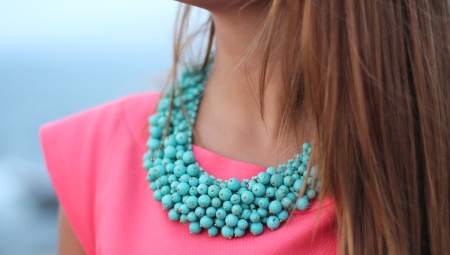 ลูกปัดสีเขียวขุ่น