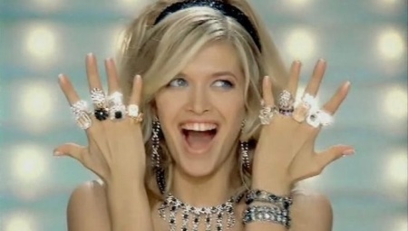 Silver rings sa dahon ng ginto