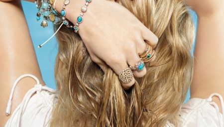 สร้อยข้อมือสีเขียวขุ่น