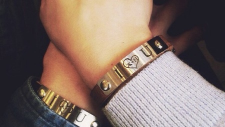 Pair of bracelets