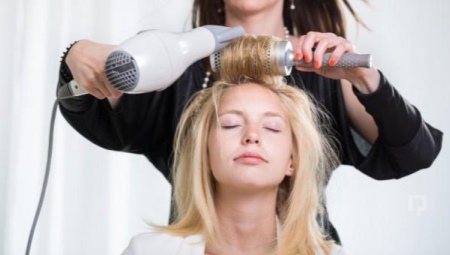 Pagsamahin upang bigyan ang lakas ng tunog sa buhok