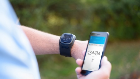 นาฬิกากีฬาในรูปแบบของสร้อยข้อมือที่มีจอภาพอัตราการเต้นหัวใจ pedometer และ tonometer