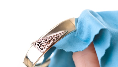 Làm thế nào để làm sạch đồ trang sức từ browning?