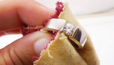 Cách vệ sinh bạc tại nhà?