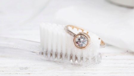 Làm thế nào để làm sạch vàng với amoniac?