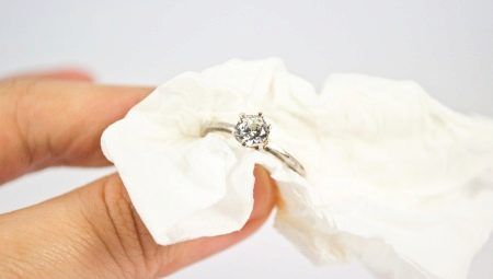 Paano makapit ang puting ginto na may diamante?