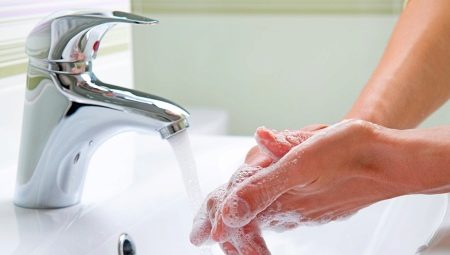 Làm thế nào để rửa bọt bằng tay?