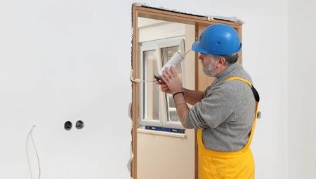 Làm thế nào để lau bọt gắn từ cửa?