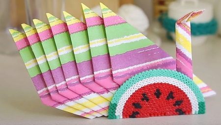 Làm thế nào gấp khăn giấy đẹp trên bàn ngày lễ?